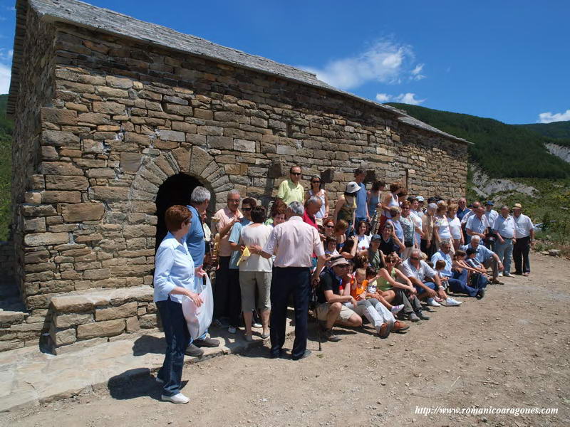 GENTES ANTE LA ERMITA